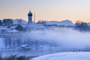 Blick auf Iffeldorf mit Kirche St. Vitus und im Hintergrund die Zugspitze, Oberbayern, Bayern, Süddeutschland, Deutschland, Europa Blick auf Iffeldorf mit Kirche St. Vitus und im Hintergrund die Zugspitze, Oberbayern, Bayern, Süddeutschland, Deutschland, Europa